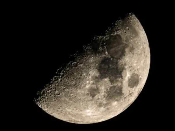 Luna de Flores 2025: rituales para atraer amor, renovación y armonía con su energía