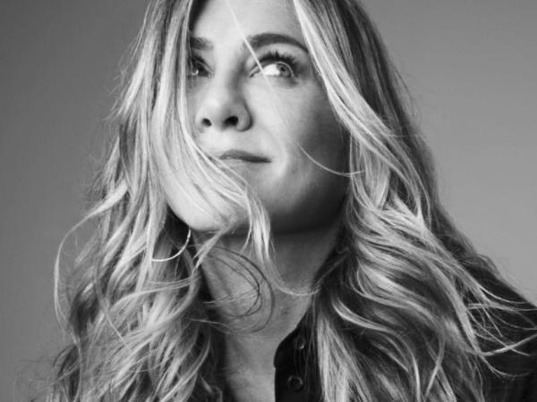 Hombre choca su auto contra la entrada principal de la casa de Jennifer Aniston