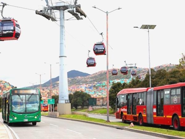 Are there discounts or special fares on Transmilenio?