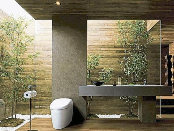 Is it a good idea to keep the bathroom door closed, according to a Feng Shui expert?
