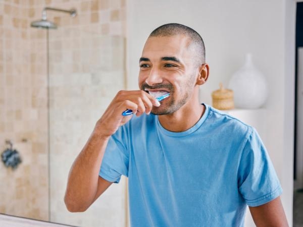 Lavarsi i denti con l'olio di cocco: aiuta e li sbianca? Gli esperti rispondono.