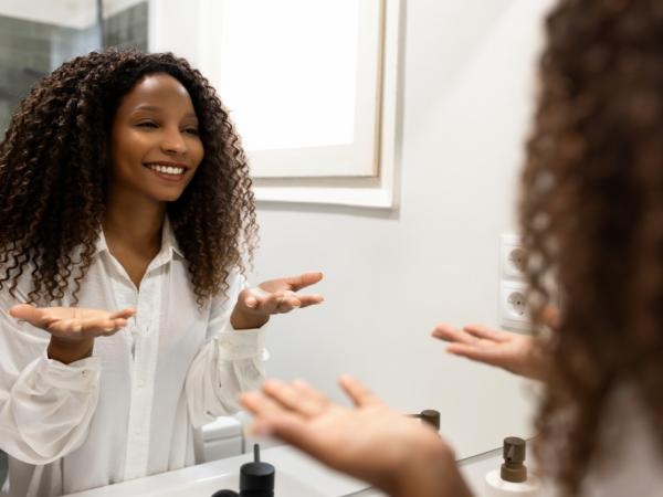 ¿Habla a solas? Estas serían las razones por las que lo hace, según la IA