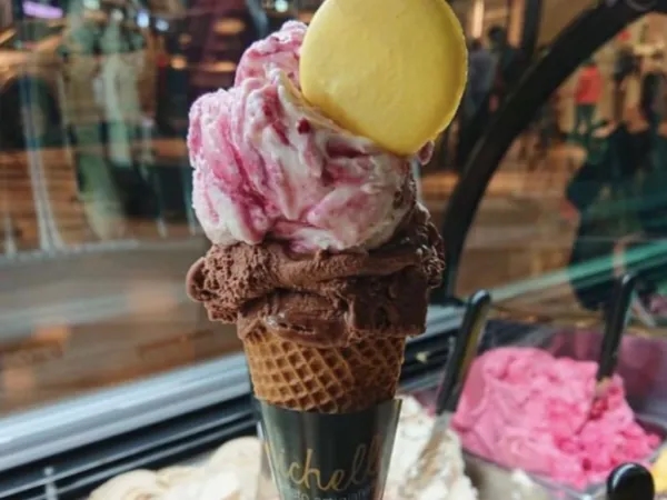 Die Eisdiele in Cali, die nur eine Sorte pro Tag herstellt und vor deren Reihen sich endlose Schlangen bilden.