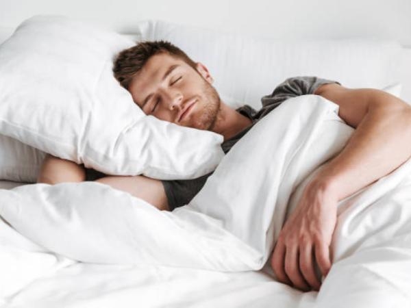 Isto significa que alguém dorme abraçado a um travesseiro, segundo a psicologia