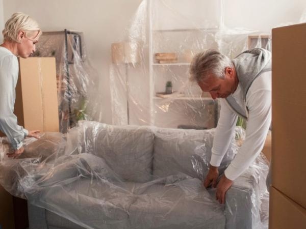 ¿Por qué no es bueno tener muchos muebles en casa, según una especialista?