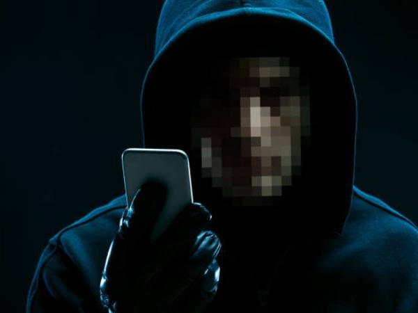 Prosty sposób, aby dowiedzieć się, czy ktoś Cię szpieguje za pomocą kamery w Twoim telefonie komórkowym