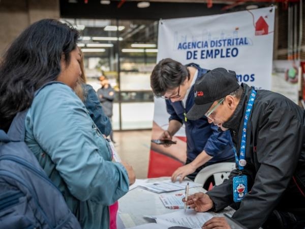 Bogotà apre 203 posti vacanti per profili diversificati nell'ambito della riattivazione dell'occupazione formale.