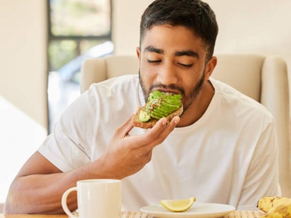 Fai attenzione: questo può succedere al tuo corpo se mangi un avocado al giorno.