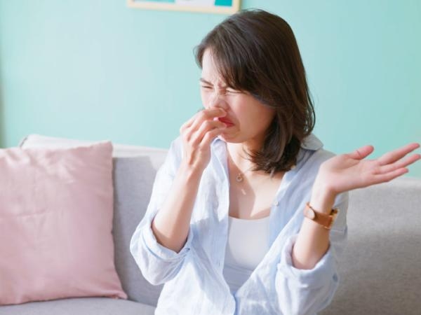 Cuidado: qué significa tener flujo blanco con mal olor y manchar la ropa interior