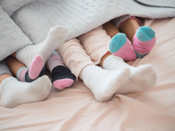 O que significa quando alguém dorme de meias, segundo a psicologia?
