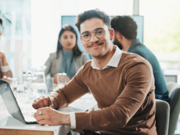 I colombiani tornano in ufficio: il 48% lavora ora al 100% in presenza.