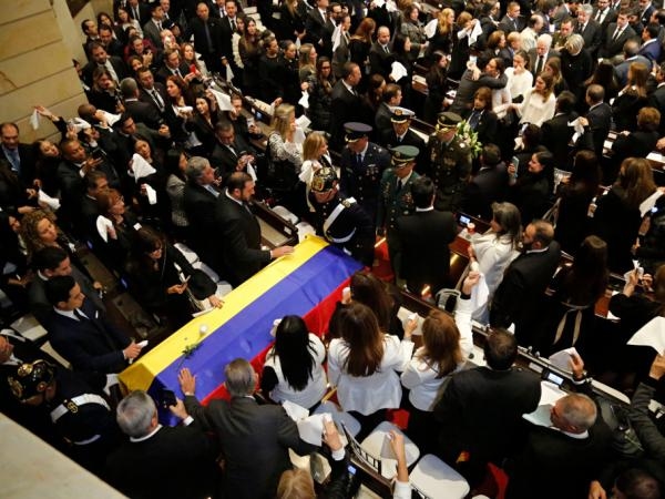 Śmierć Uribe Turbaya po raz kolejny obnaża polaryzację polityczną w kraju.