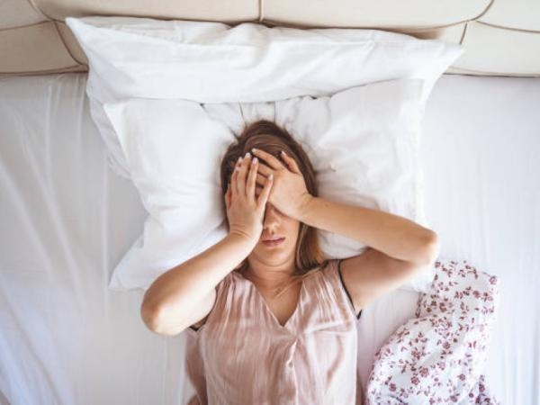Let op: Als u in deze slaaphouding slaapt, kunnen uw oren veranderen en beschadigd raken.