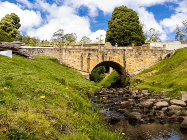 Wunderschön: Der magische Ort in Kolumbien, an dem man über eine Wasserbrücke laufen kann