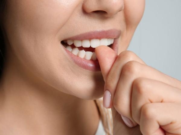 Was bedeutet es laut Psychologieexperten, wenn eine Person an ihren Nägeln kaut?