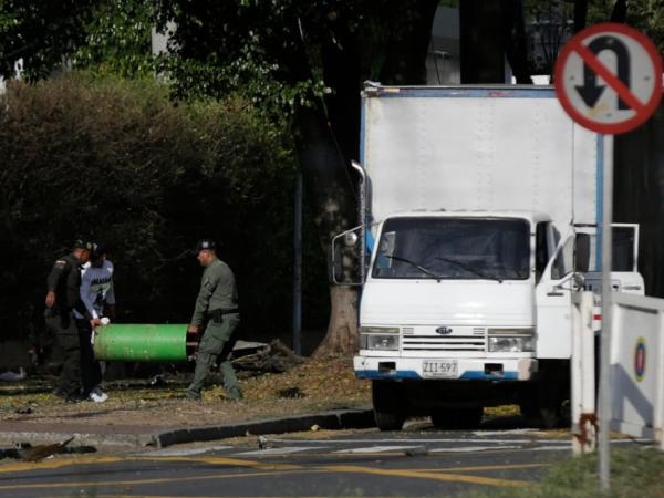 Kolombiya, 13 kişinin ölümüne yol açan saldırıların ardından yasadışı gruplara karşı sert bir tutum sergilenmesini talep ediyor.
