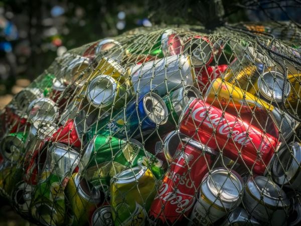 Sie werden überrascht sein! Einwanderer verrät, wie viel er mit Dosenrecycling in Island verdient