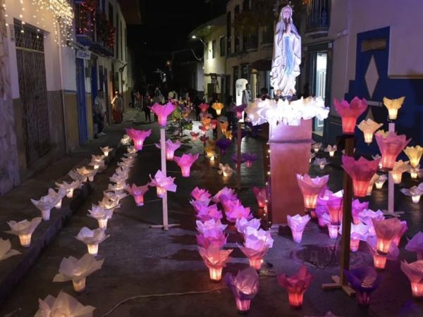 Die Kaffeeanbaustadt, die im Dezember ihre Straßen mit Tausenden von Laternen beleuchtet