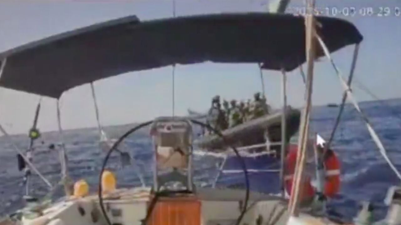 Israël onderschept het laatste schip van de humanitaire vloot, terwijl het doorgaat met het bombarderen van Gaza.