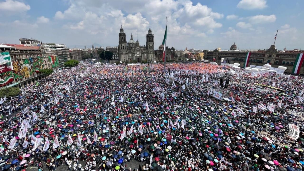 Thousands of people fill the Zócalo in the capital for Sheinbaum's first-year administration report.
