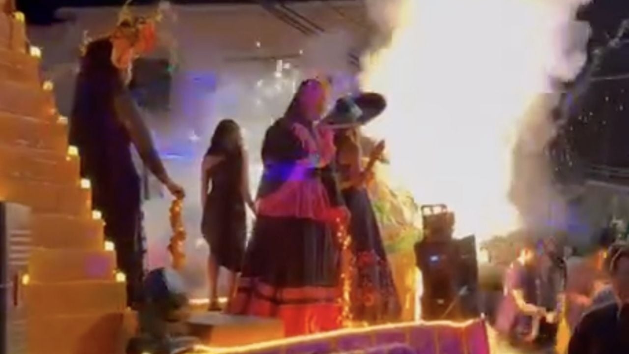 Float with fireworks explodes during Day of the Dead parade in Mazatepec (Video)