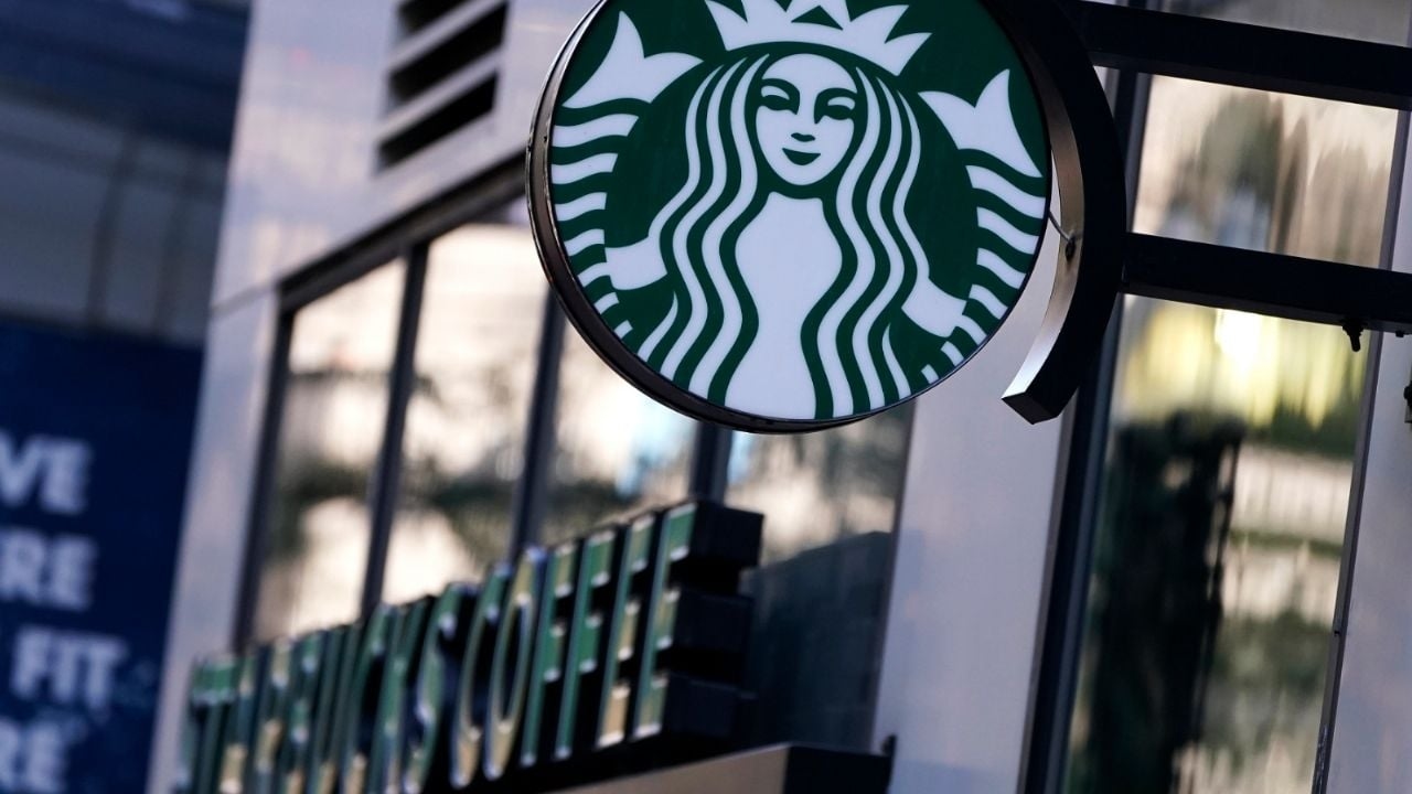 Meer dan 1.000 Starbucks-barista's staken vanwege nieuwe dresscode