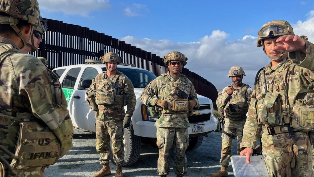 Soldados de EU realizan primeras detenciones de migrantes en zonas militares en frontera con México