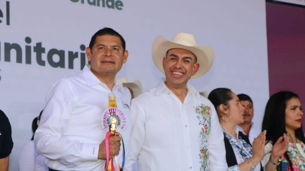 Drogas e armas encontradas na propriedade do prefeito de Morena, Cuautempan, Puebla.