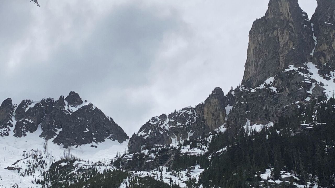 Bergbeklimmer overleeft val van 120 meter; zijn drie metgezellen sterven