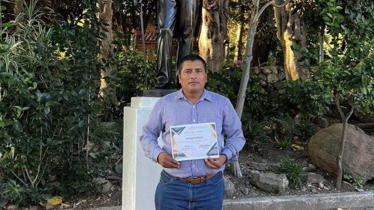 The mayor of Santiago Amoltepec, Oaxaca, and two of his bodyguards were ambushed and murdered.