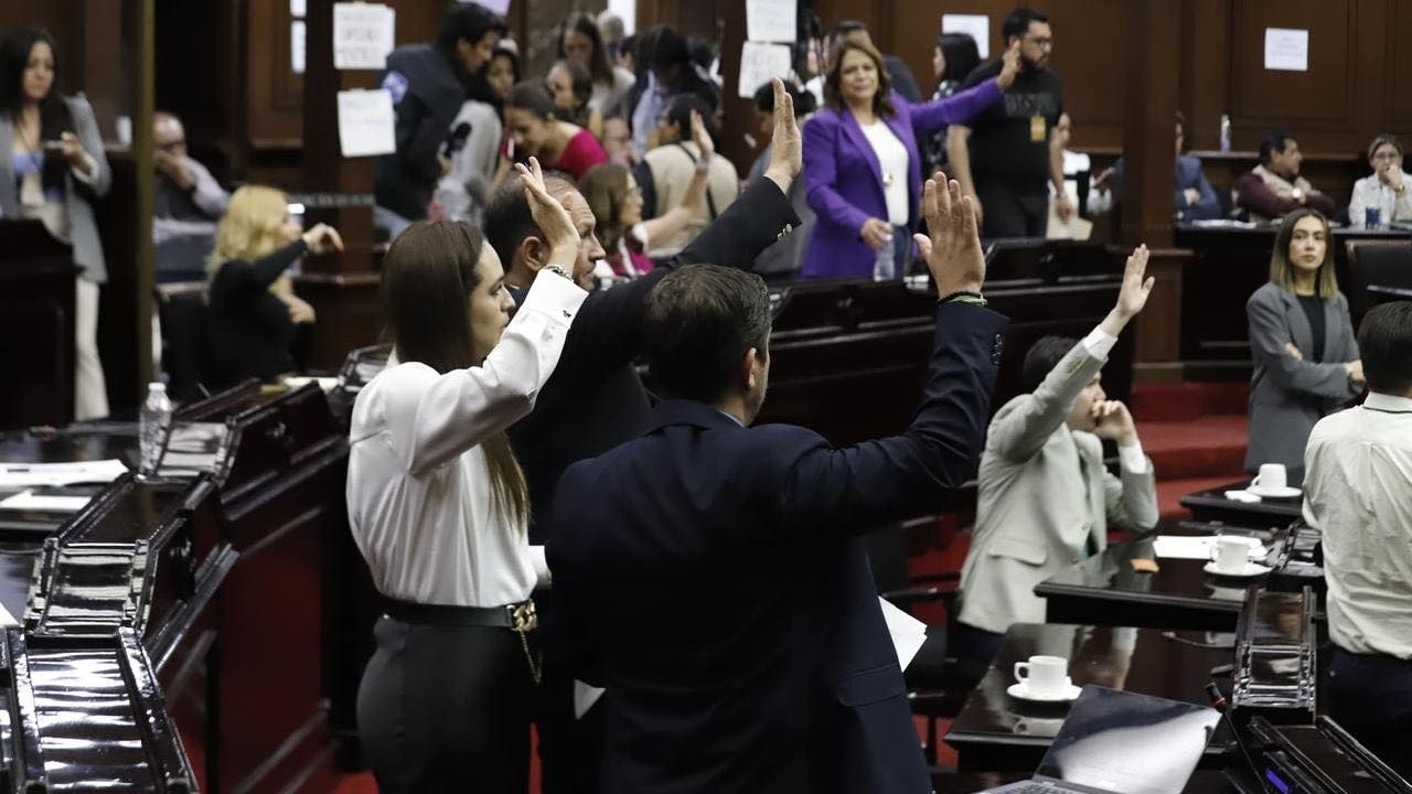 Em meio a protestos de jornalistas, o Congresso de Michoacán aprova a criminalização da apologia ao crime.