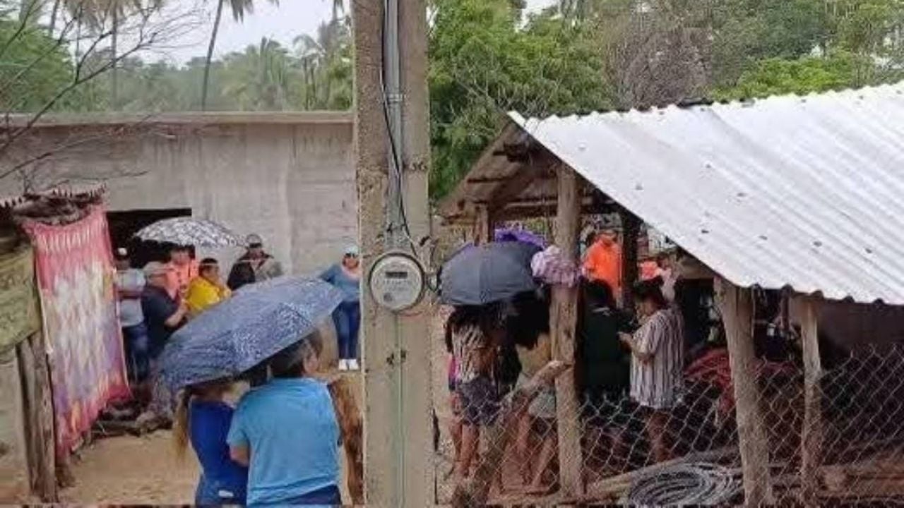 A child died after being swept away by a river current after Hurricane Erick passed through Guerrero.