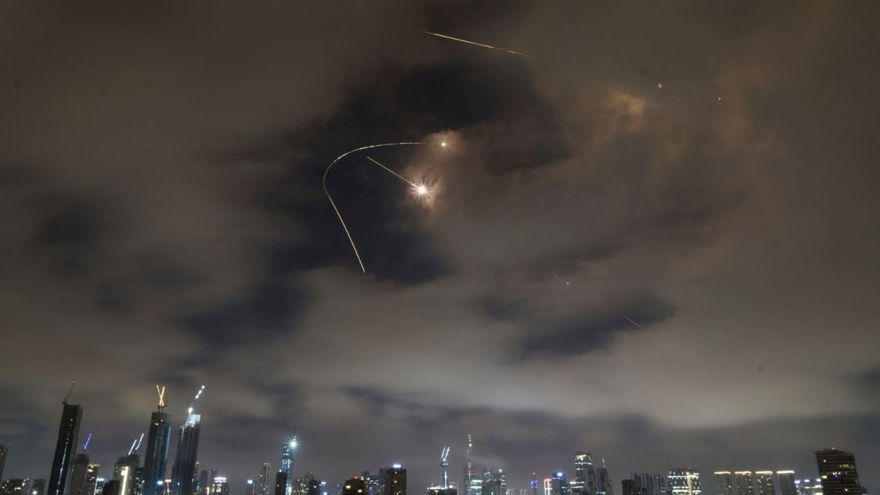 Os Estados Unidos anunciam voos para seus cidadãos deixarem Israel.