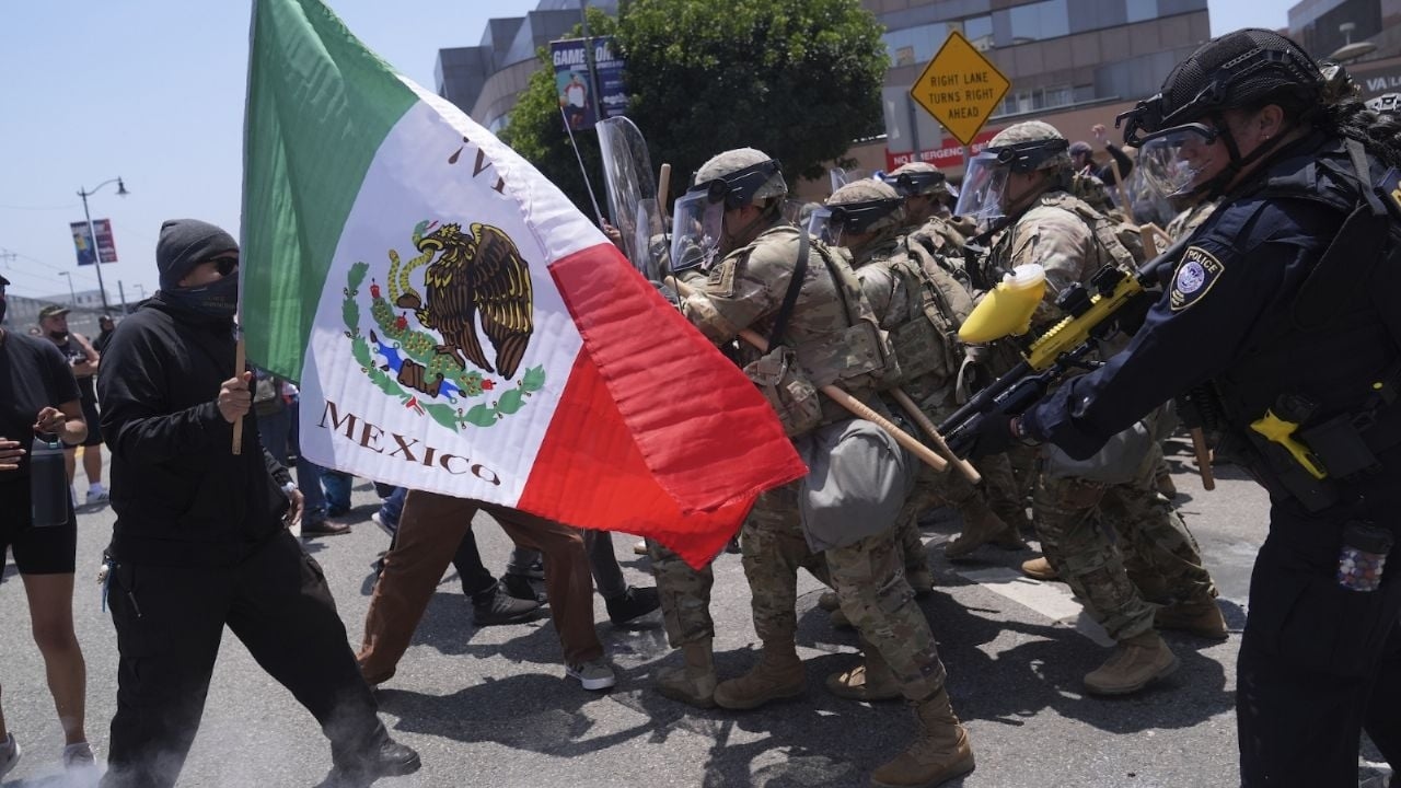 L'ambasciatore statunitense in Messico critica l'uso delle bandiere messicane durante le proteste a Los Angeles.