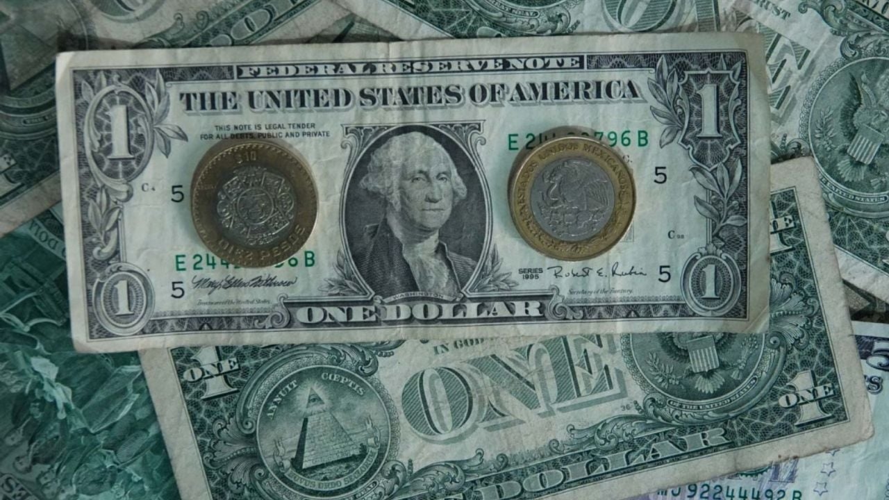 Peso umacnia się względem dolara w obliczu obniżek stóp procentowych w USA i nowych ceł Trumpa