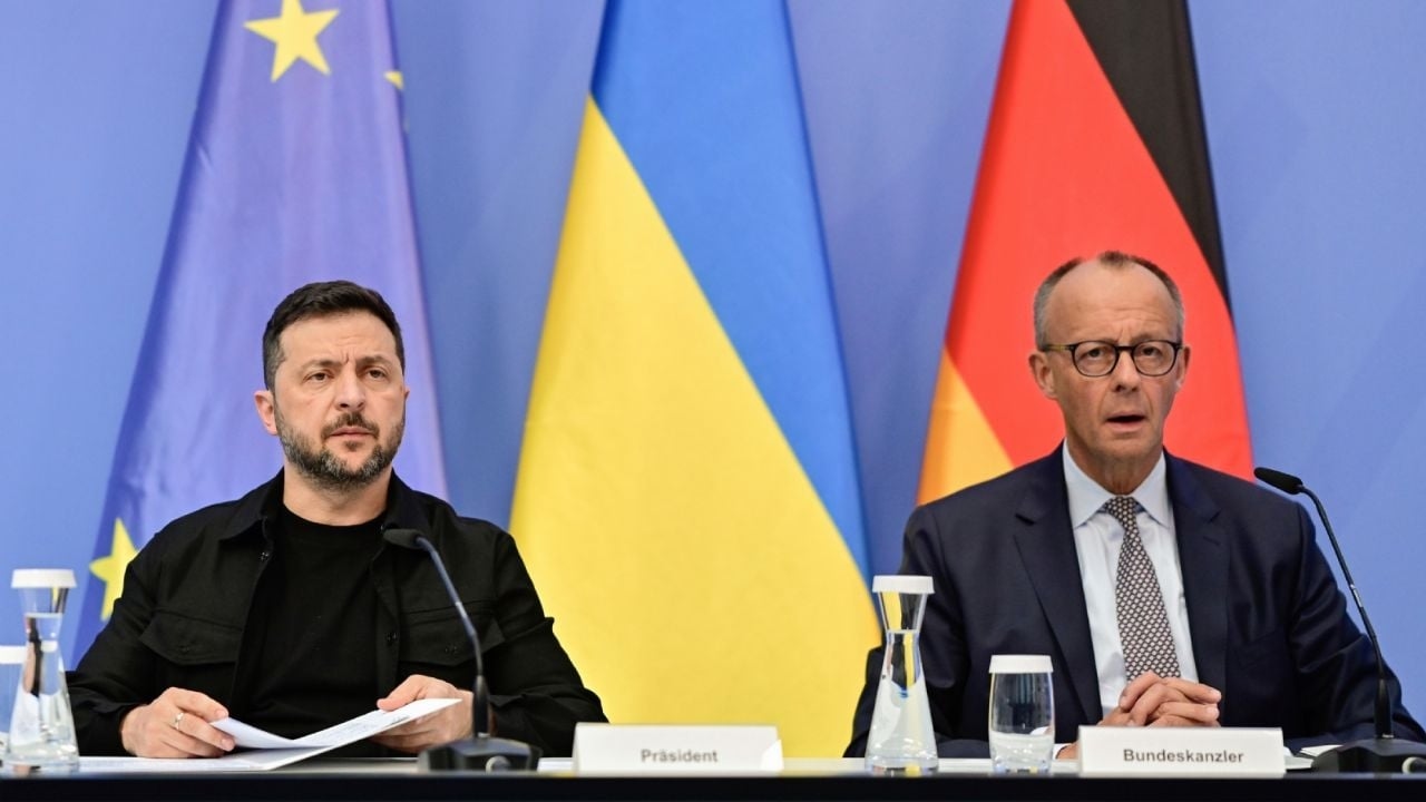 "Putin sta bluffando" e "non vuole la pace": Zelensky prima dell'incontro con Trump