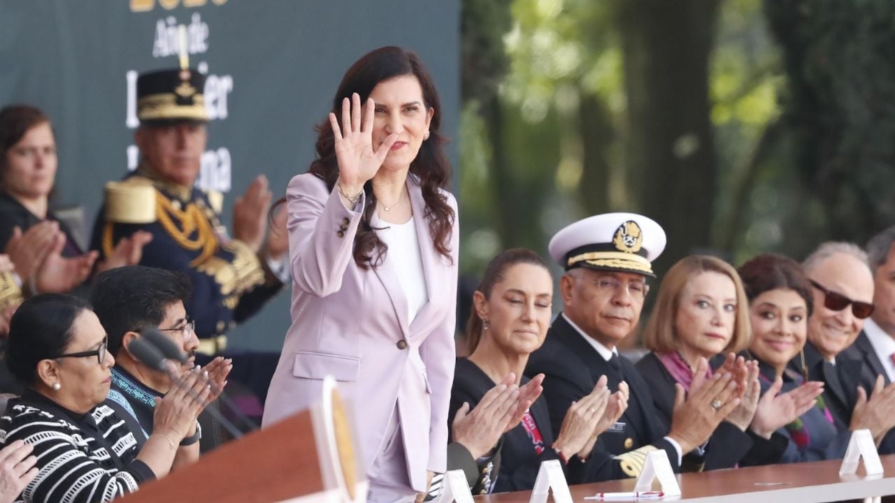 Hugo Aguilar avoids applauding Kenia López and then expresses "respect" for her on social media (Video)