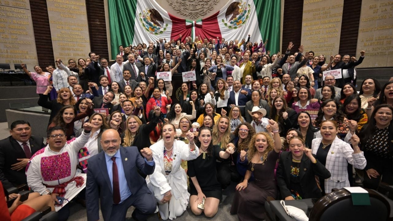 I deputati di Morena si congratulano con Sheinbaum per il suo primo rapporto governativo.