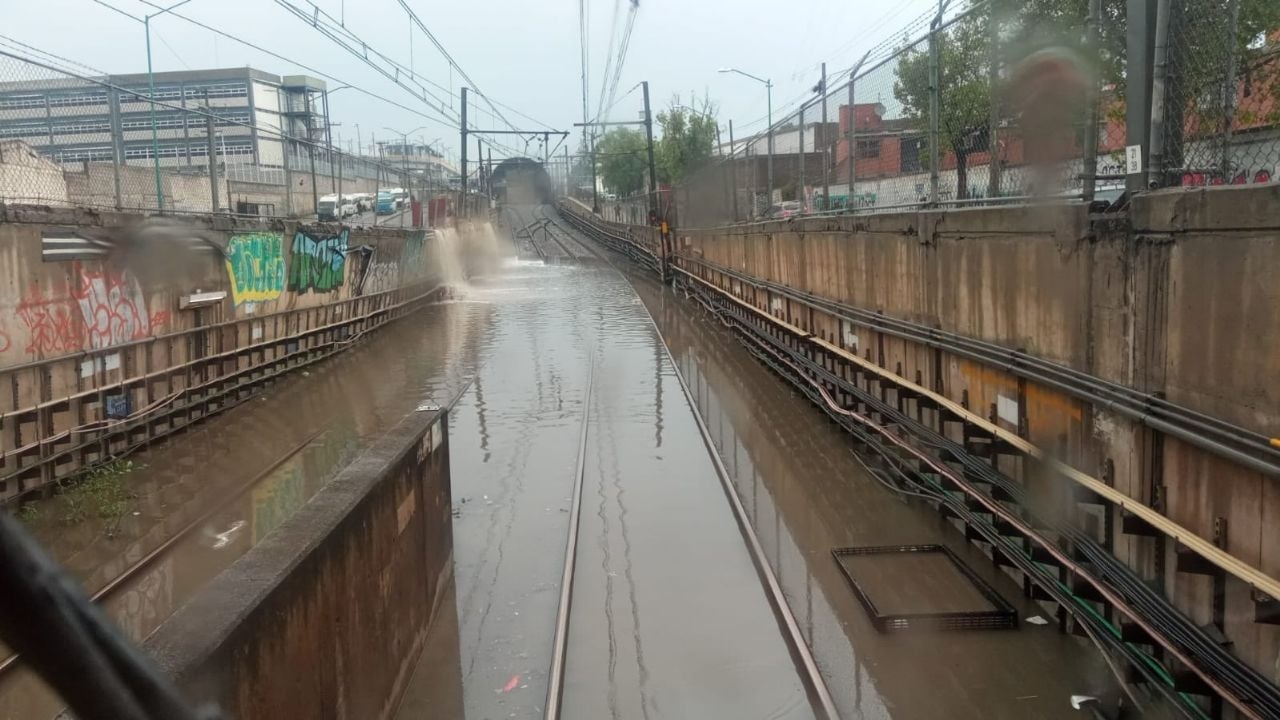 Erneuter Zusammenbruch der Metrolinie A: Überflutete Gleise legen den Betrieb von Guelatao nach La Paz lahm.