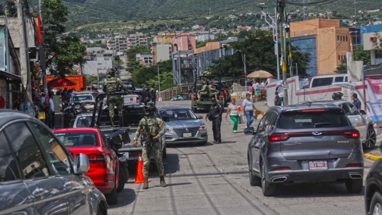 Militares e policiais protegem o quarto relatório de Evelyn Salgado.