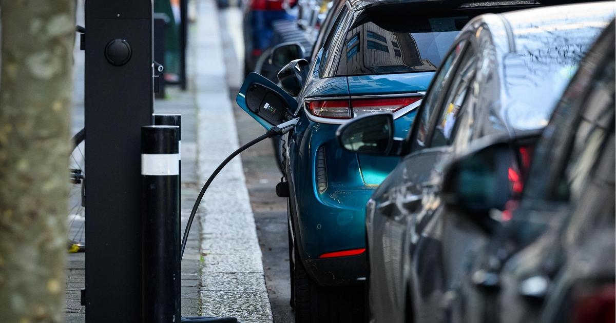 Steun voor aanschaf elektrische auto’s, maar minder laadpalen