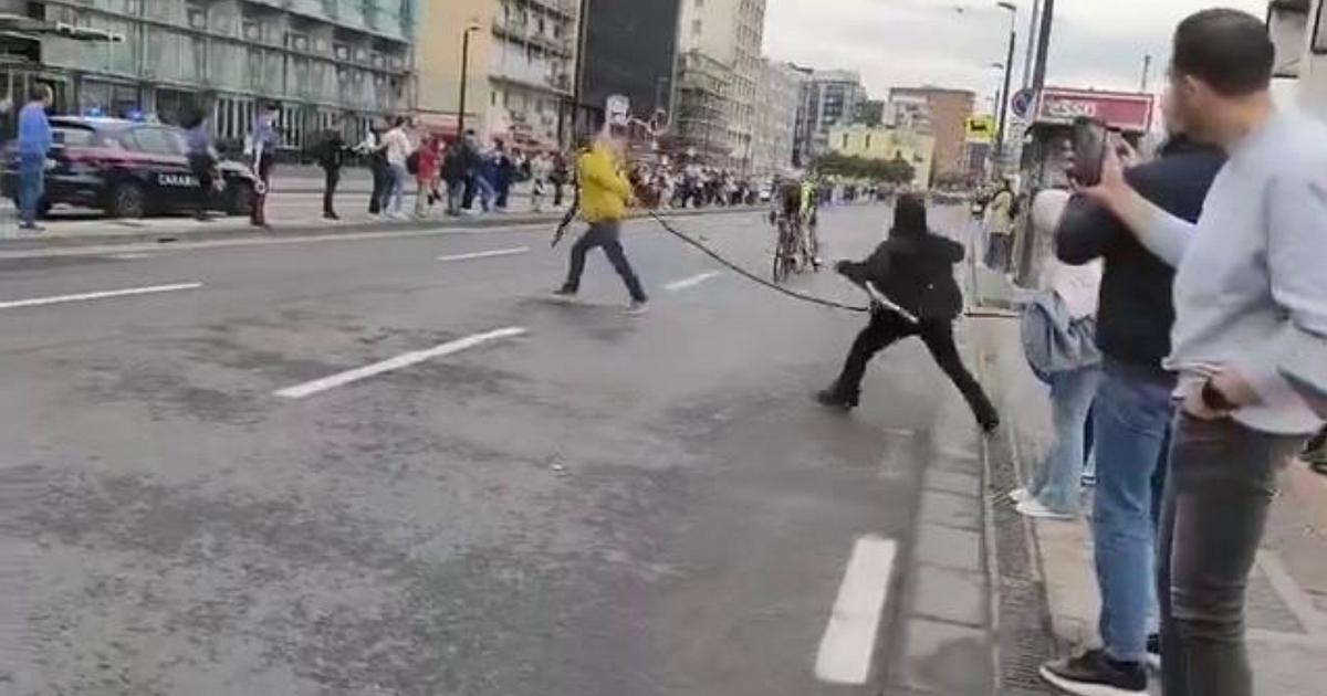 Giro d'Italia : un homme de 67 ans se tient devant un groupe avec une chambre à air, un risque sérieux pour les cyclistes