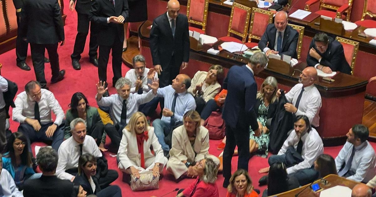 Il decreto sicurezza è legge. Al Senato forte scontro con le opposizioni: "Svolta autoritaria"