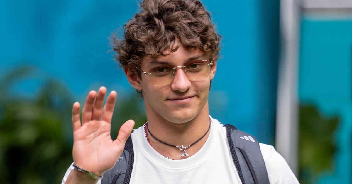 F1, Kimi Antonelli, Fahrer und Schüler: im Unterricht mit seinen Klassenkameraden für die Abschlussprüfung