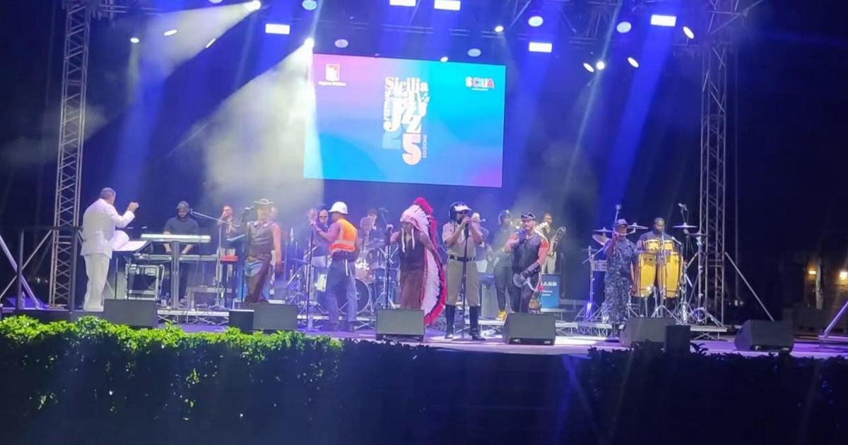 Il frontman dei Village People si accascia sul palco durante il concerto a Palermo