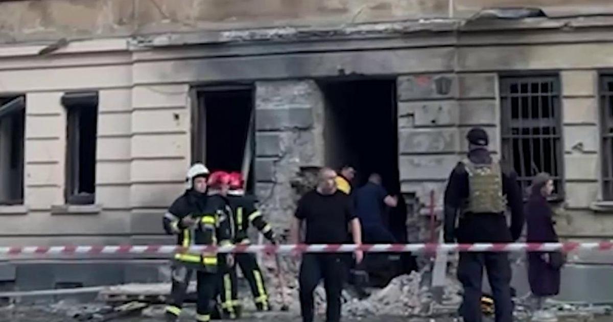 Attaque russe massive contre l'ouest de l'Ukraine, bâtiments endommagés à Lviv