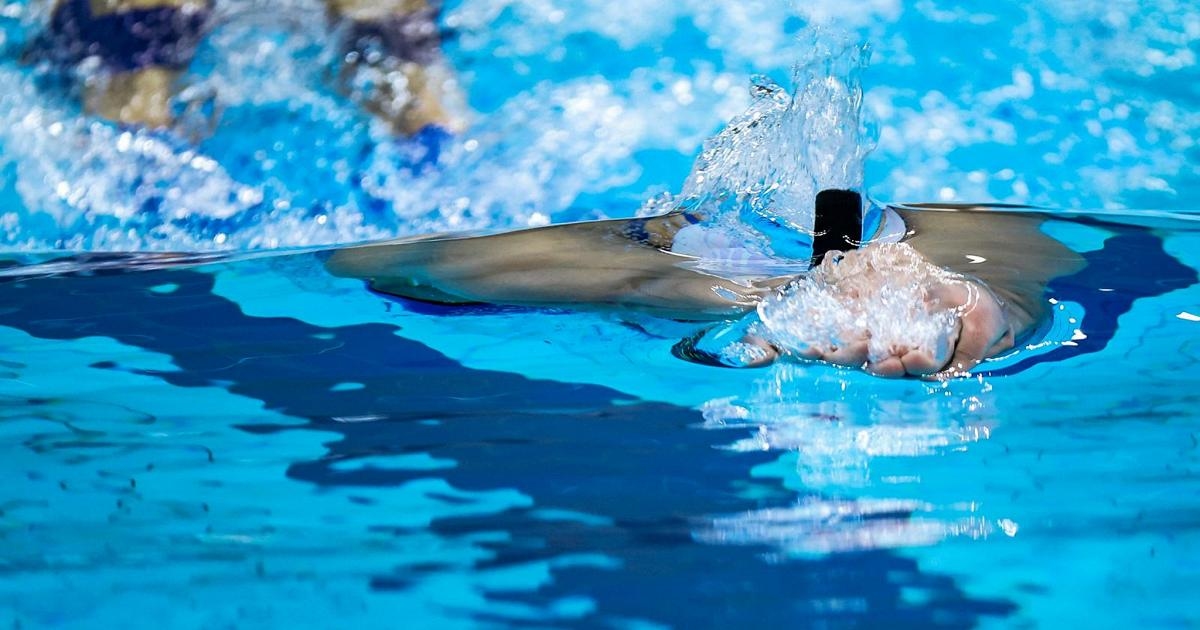 Im Blau von Chengdu startet das Flossenschwimmen seine Herausforderung