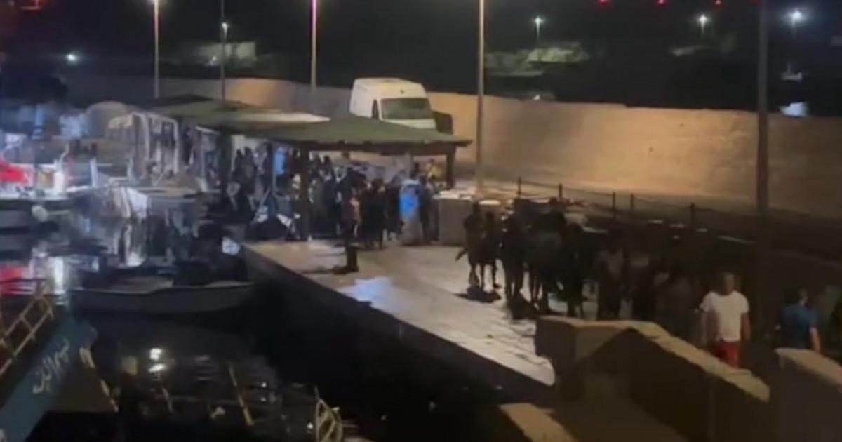 Lampedusa açıklarında batan geminin kurtulanları Favarolo rıhtımına ulaşıyor.