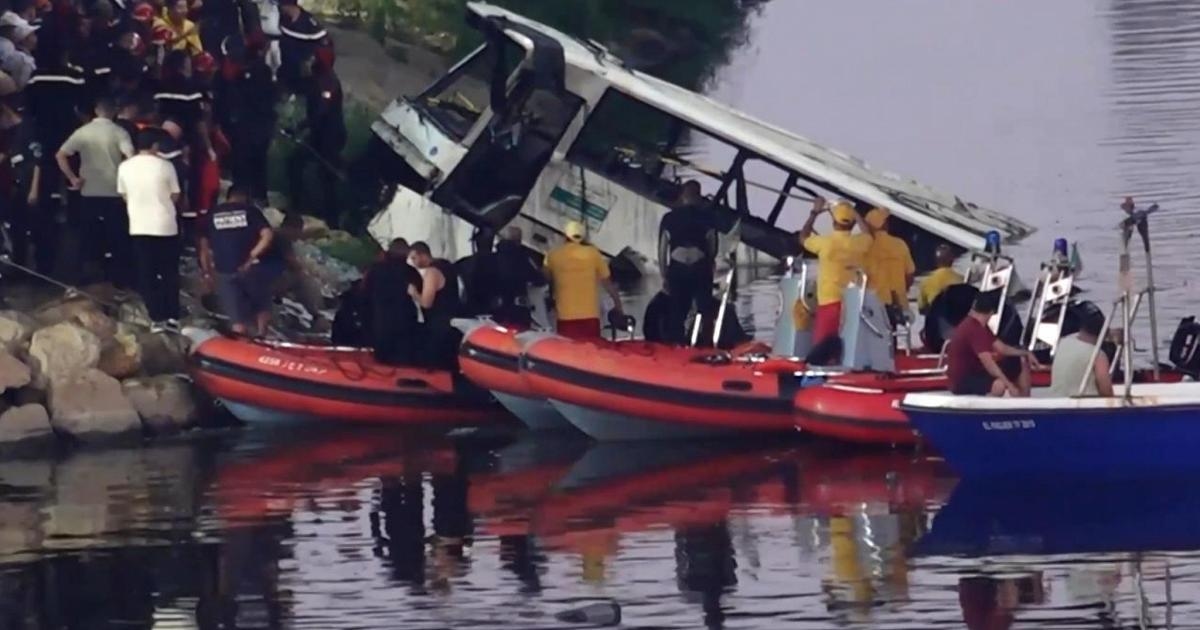 Een bus crasht in een rivier in Algiers, waarbij minstens 18 mensen om het leven komen.