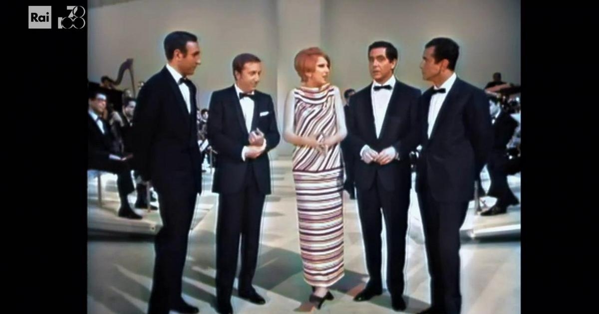 Pippo Baudo, Mike Bongiorno, Corrado und Enzo Tortora zusammen in „Saturday Night“ 1967, neu eingefärbt von AI
